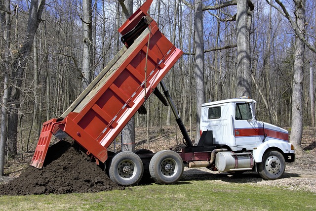 camion qui lève sa benne